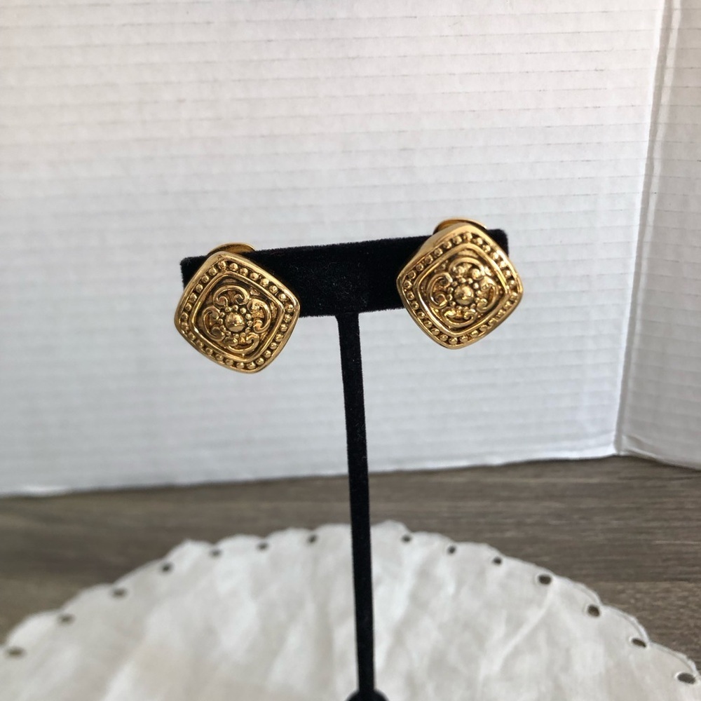 Vtg Vendome Gold Tone Clip On Earrings